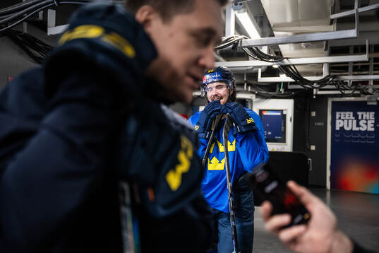 Head coach Sam Hallam and Marcus Johansson of Sweden