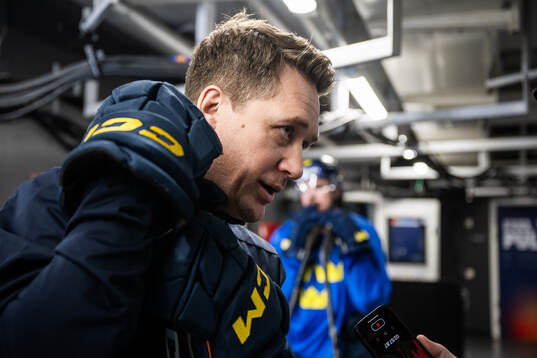 Head coach Sam Hallam of Sweden