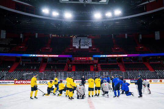 Head coach Sam Hallam and players of Sweden at a practice