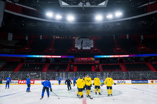 Players of Sweden at a practice session