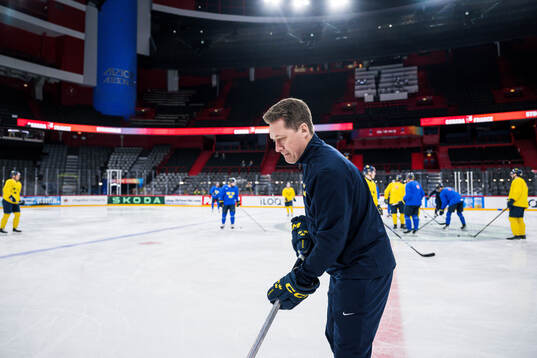 Head coach Sam Hallam of Sweden at a practice session