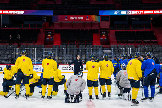 Head coach Sam Hallam and players of Sweden at a practice