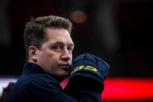 Head coach Sam Hallam of Sweden at a practice session