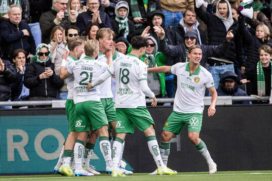 Hammarbys Victor Eriksson jublar med lagkamrater