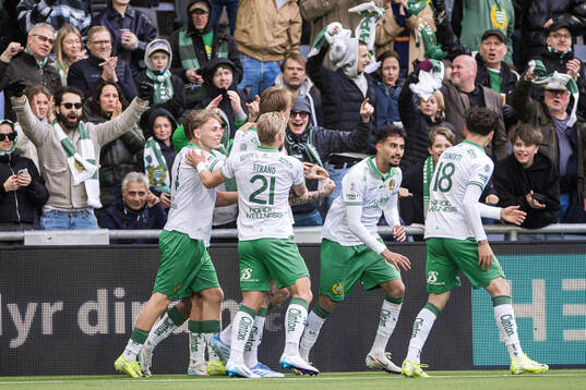 Hammarbys Victor Eriksson jublar med lagkamrater