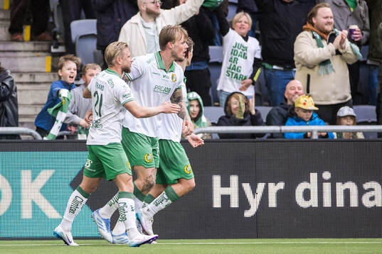 Hammarbys Victor Eriksson jublar med lagkamrater