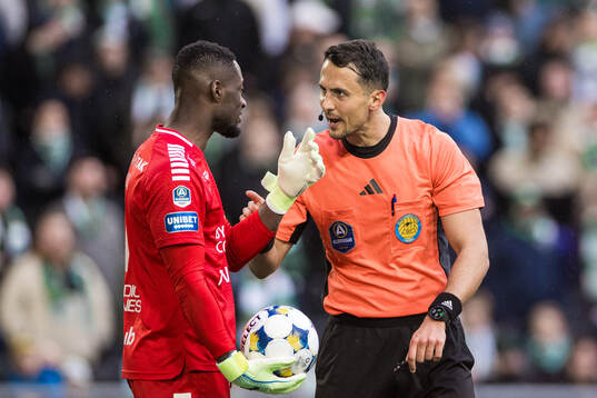Sirius målvakt Ismael Diawara och Domare Adi Aganovic
