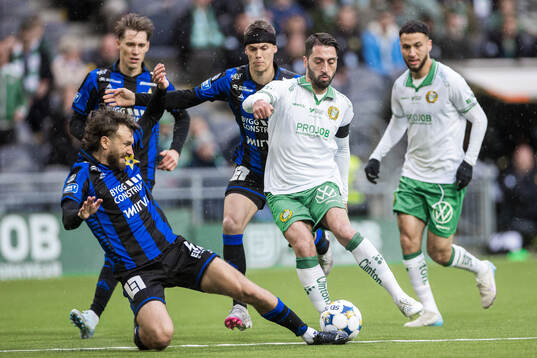 Hammarbys Nahir Besara mot Sirius Simon Sandberg och Tobias