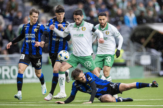 Hammarbys Nahir Besara mot Sirius Simon Sandberg och Tobias