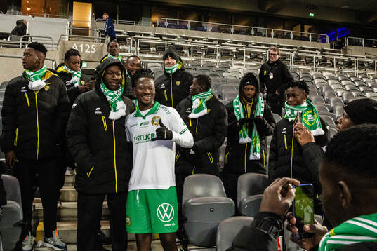 Hammarbys Moise Elohim Victoire Kabore på läktaren med