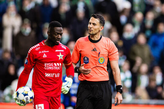 Sirius målvakt Ismael Diawara och domare Adi Aganovic