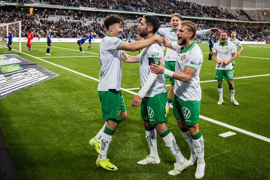 Hammarbys Nahir Besara jublar med Sebastian Tounekti,