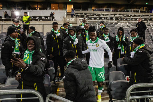 Hammarbys Moise Elohim Victoire Kabore på läktaren med