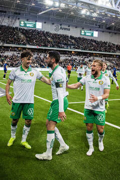 Hammarbys Nahir Besara jublar med Sebastian Tounekti och