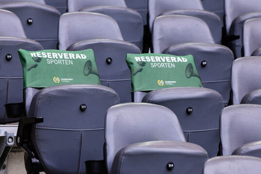 Stolar på läktaren märkta med Reserverad