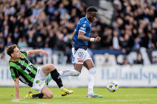 GAIS Anes Cardaklija och Halmstads Yannick Agnero vid 1-0