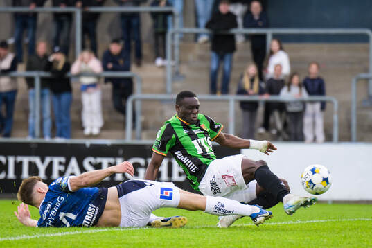 Halmstads Filip Schyberg och GAISs Ibrahim Diabate vid 1-2