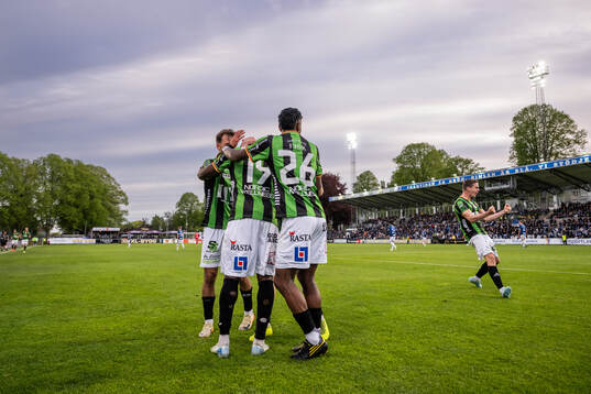 GAIS Ibrahim Diabate jublar med Edvin Becirovic och