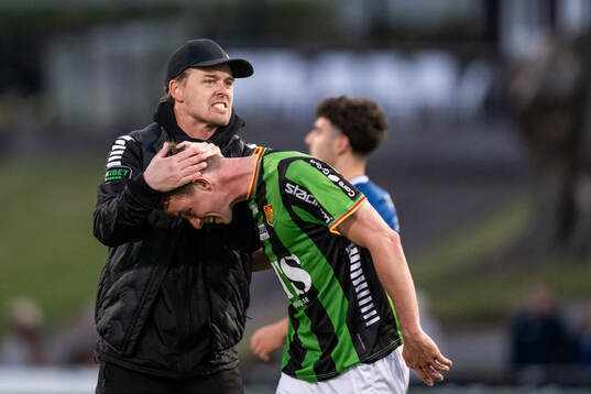 GAIS tränare Fredrik Holmberg och Oskar Ågren jublar