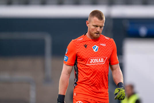 Halmstads målvakt Tim Erlandsson deppar