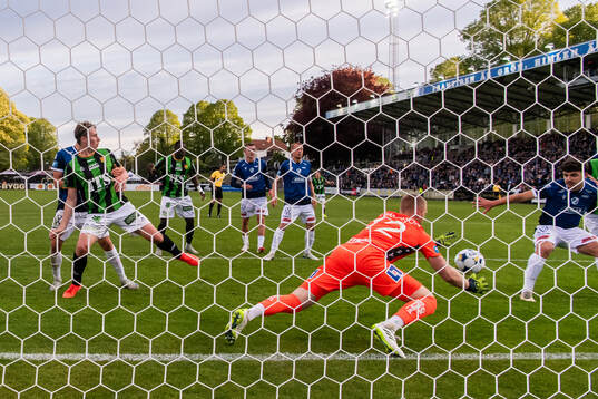 GAIS Robin Frej och Halmstads målvakt Tim Erlandsson