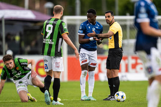 Halmstads Yannick Agnero i diskussion med domare Mohammed