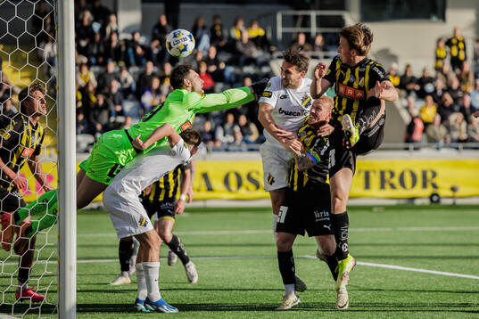 AIKs Benjamin Tiedemann Hansen nickar in 0-1 målet förbi