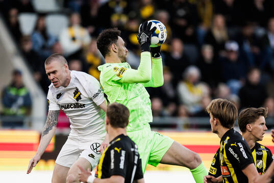 Häckens målvakt Etrit Berisha och AIKs Thomas Poppler