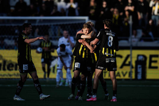 Häckens Samuel Leach Holm jublar