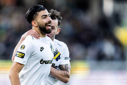 AIKs Andronikos Kakoullis jublar med Bersant Celina