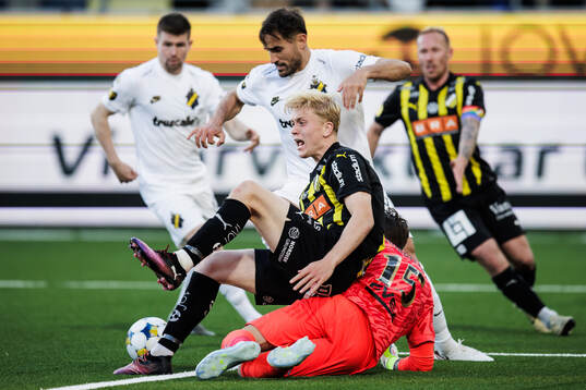 Häckens Isak Brusberg och AIKs målvakt Kristoffer