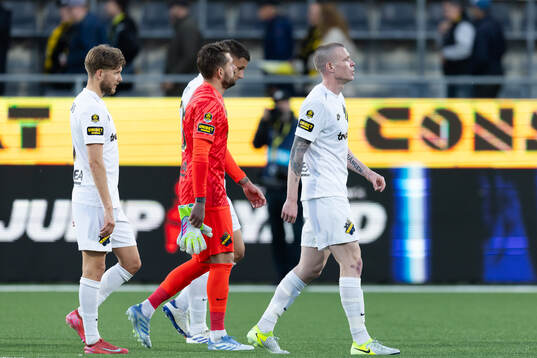 AIKs Anton Salétros, målvakt Kristoffer Nordfeldt och