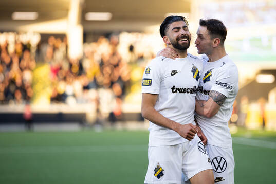 AIKs Andronikos Kakoullis jublar ihop med Bersant Celina