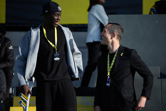 Häckens Abdoulaye Faye och sportchef Martin Ericsson