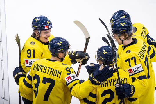 Leo Carlsson, Isac Lundeström and Lucas Raymond of Sweden