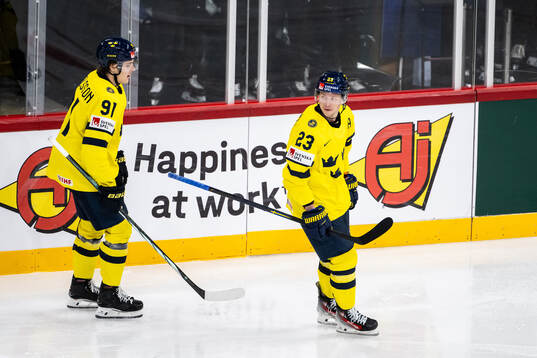Leo Carlsson and Lucas Raymond of Sweden