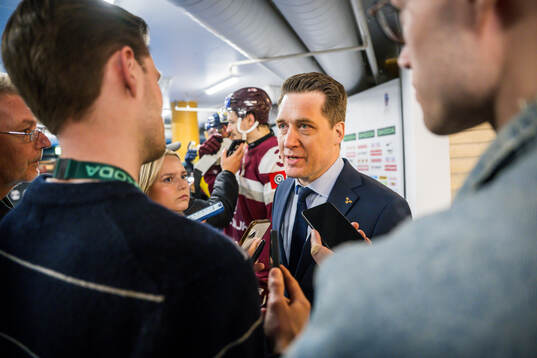 Head coach Sam Hallam of Sweden