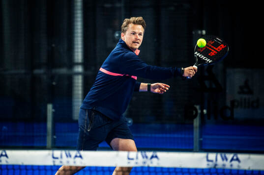 Nicklas Jadeland spelar padel