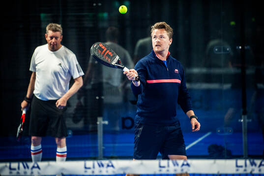 Nicklas Jadeland spelar padel