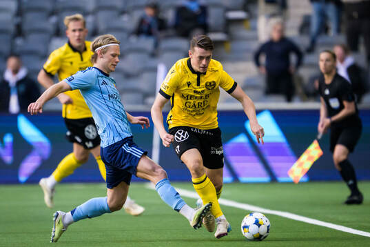 Djurgårdens Tobias Gulliksen och Mjällbys Elliot Stroud