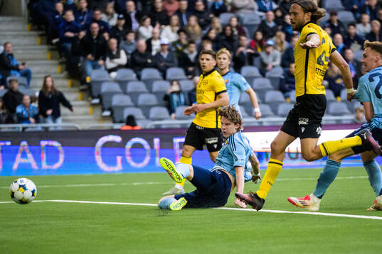 Djurgårdens August Priske Flyger gör 1-0 målet