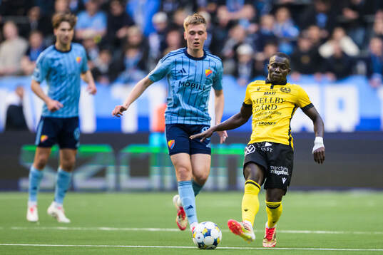 Djurgårdens Santeri Haarala och Mjällbys Abdoulie Manneh