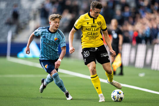 Djurgårdens Matias Siltanen och Mjällbys Elliot Stroud