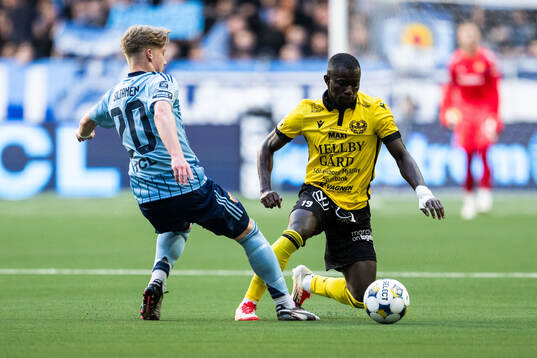 Djurgårdens Matias Siltanen och Mjällbys Abdoulie Manneh