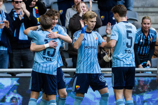 Djurgårdens August Priske Flyger jublar med Daniel