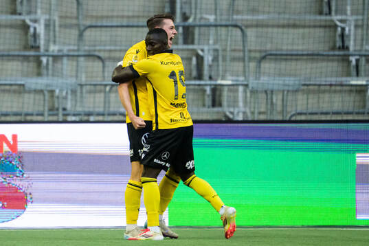 Mjällbys Elliot Stroud och Abdoulie Manneh jublar