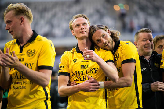 Mjällbys Alexander Johansson och Tom Pettersson jublar