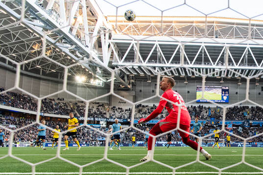 Mjällbys Elliot Stroud (ej i bild) gör 1-2 bakom