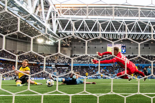 Mjällbys Alexander Johansson gör 1-3 bakom Djurgårdens