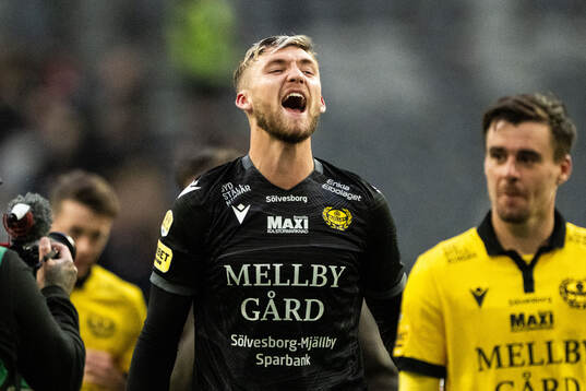 Mjällbys målvakt Noel Törnqvist jublar